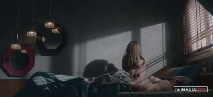 2. Ana Hurtado sexy, Isabel Mora sexy – Parot s01e02 (2021)