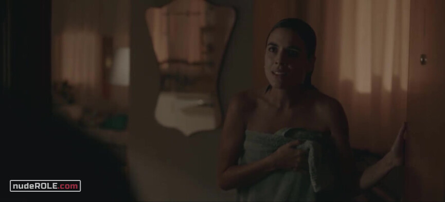 5. Ana Hurtado sexy, Isabel Mora sexy – Parot s01e02 (2021)