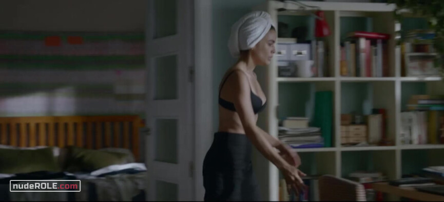 1. Isabel Mora nude – Parot s01e04, e05, e06, e10 (2021)