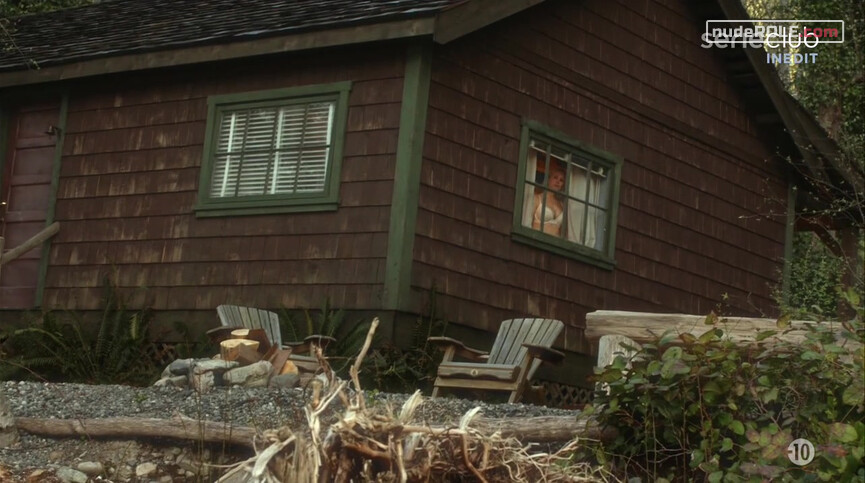 1. Deb Carpenter sexy – Dead of Summer s01e05 (2016)