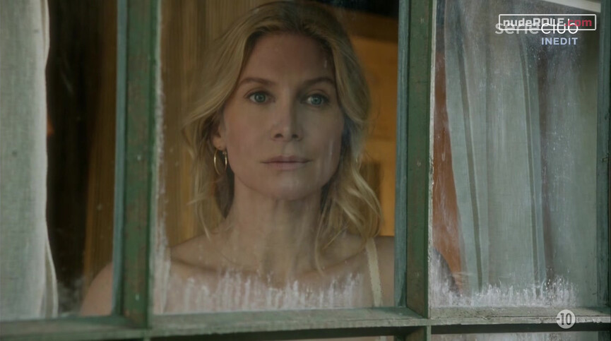 3. Deb Carpenter sexy – Dead of Summer s01e05 (2016)