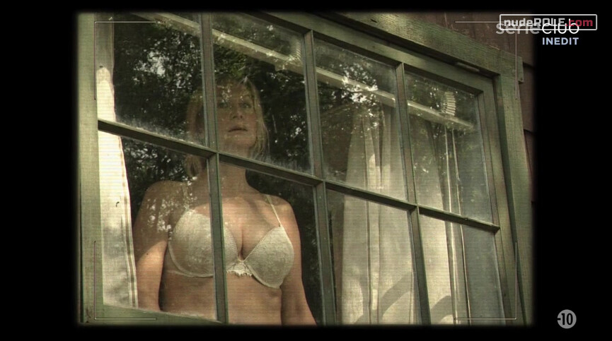 6. Deb Carpenter sexy – Dead of Summer s01e05 (2016)