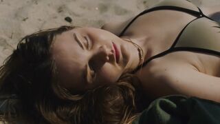 Emily sexy – The Beach House (2019)