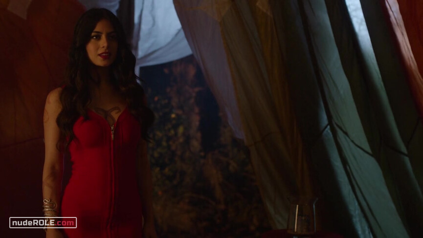 1. Isabelle Lightwood sexy – Shadowhunters s01e03 (2016)