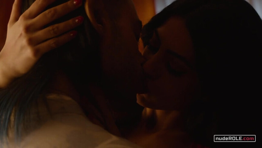 3. Isabelle Lightwood sexy – Shadowhunters s01e03 (2016)