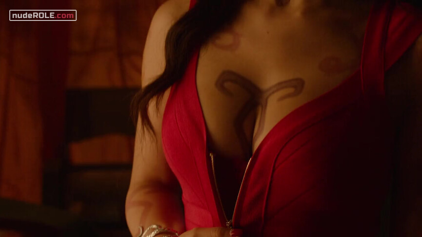 4. Isabelle Lightwood sexy – Shadowhunters s01e03 (2016)
