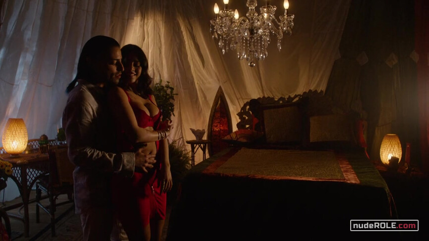 5. Isabelle Lightwood sexy – Shadowhunters s01e03 (2016)