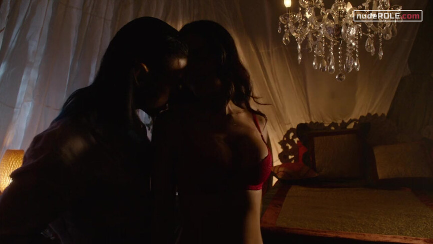 6. Isabelle Lightwood sexy – Shadowhunters s01e03 (2016)