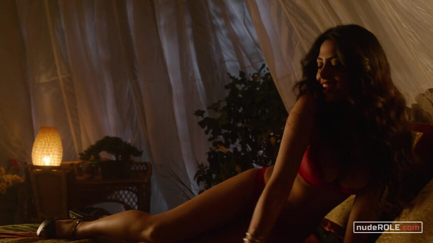 7. Isabelle Lightwood sexy – Shadowhunters s01e03 (2016)