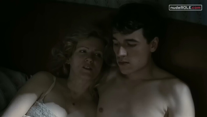 2. Lena Brücker nude – Die Entdeckung der Currywurst (2008)