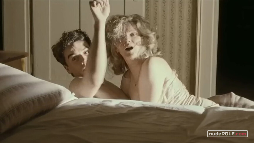 5. Lena Brücker nude – Die Entdeckung der Currywurst (2008)