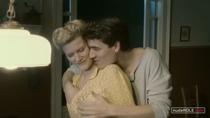 7. Lena Brücker nude – Die Entdeckung der Currywurst (2008)