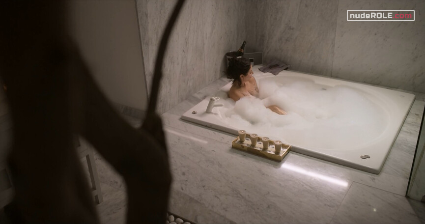 6. Amanda sexy – The Search s01e03 (2020)