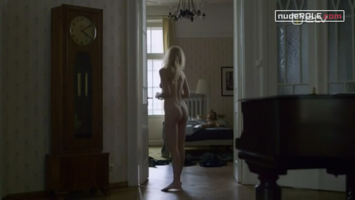 5. Evelin nude, Kristin sexy – Family Lies (2016)