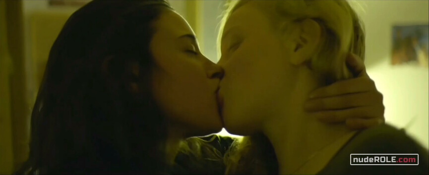 3. Benni nude , Yael sexy – Red Cow (2018)