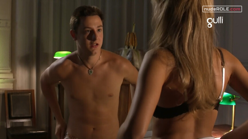 4. Alyzée nude – Clem s01-09 (2020)