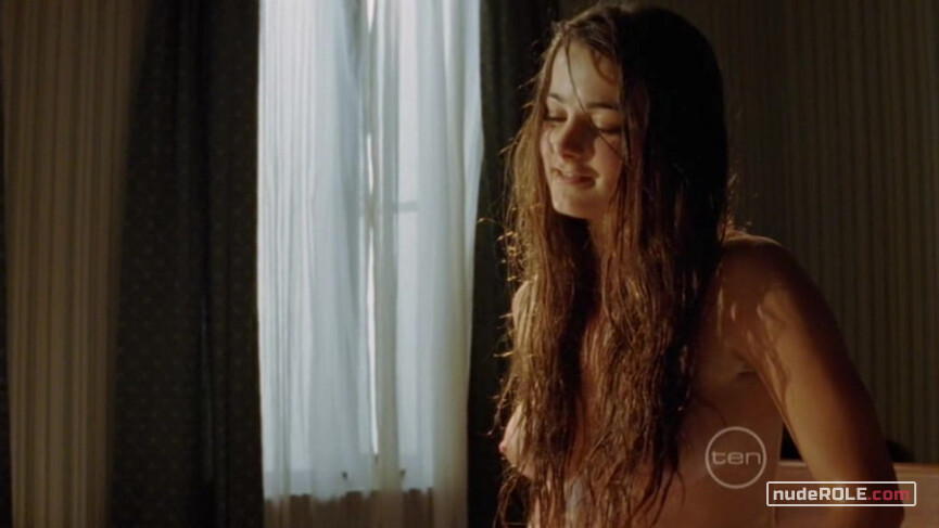 7. Raffa nude – The Cooks s01e13 (2005)