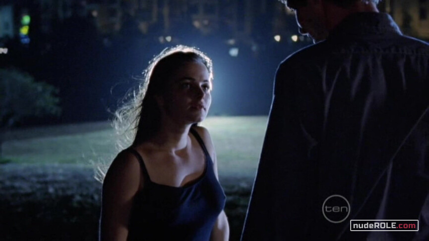 1. Raffa nude – The Cooks s01e06 (2004)