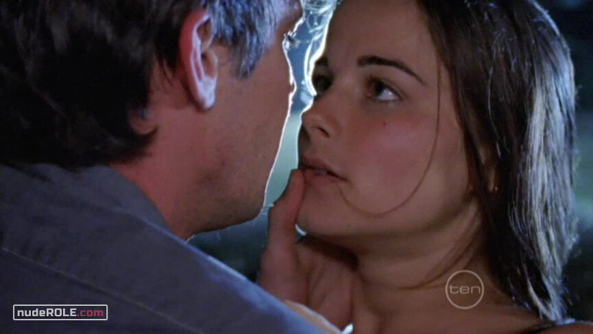 4. Raffa nude – The Cooks s01e06 (2004)