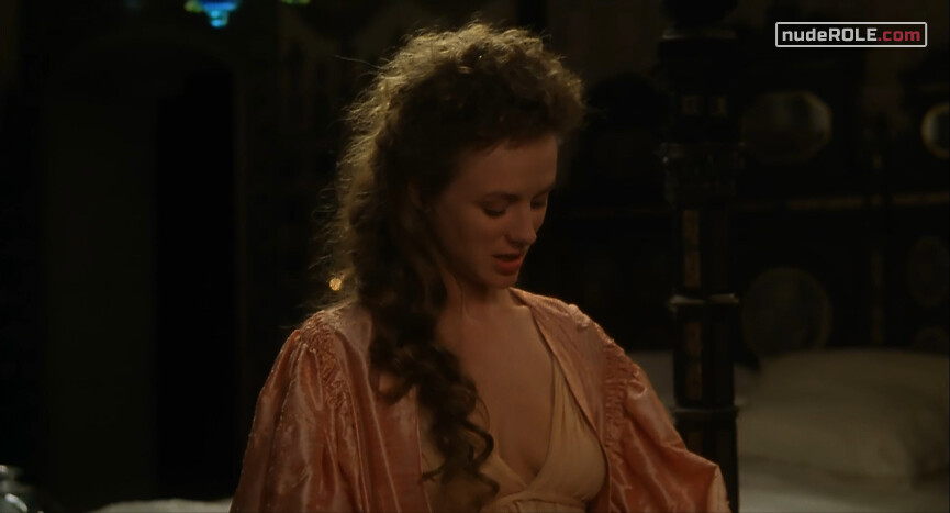 6. Marcela sexy, Diana nude – The Dog in the Manger (1996)