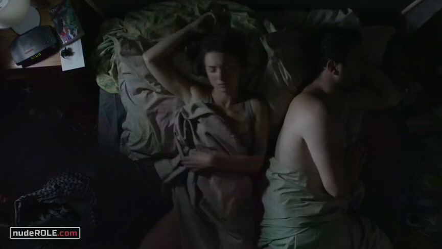 2. Stéphanie nude – Grounded (2014)