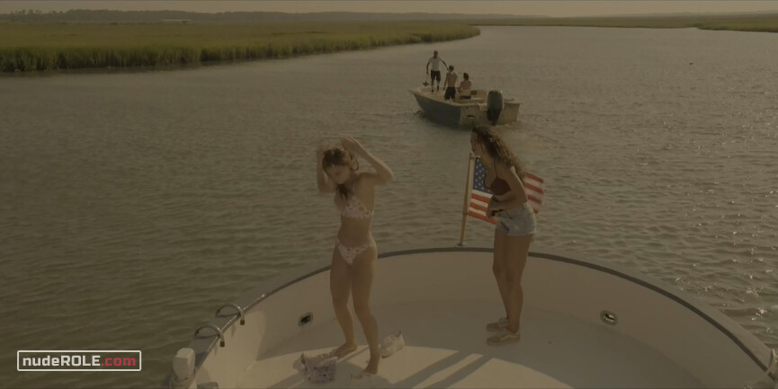 3. Kiara Carrera sexy, Sarah Cameron sexy – Outer Banks s01e06 (2020)