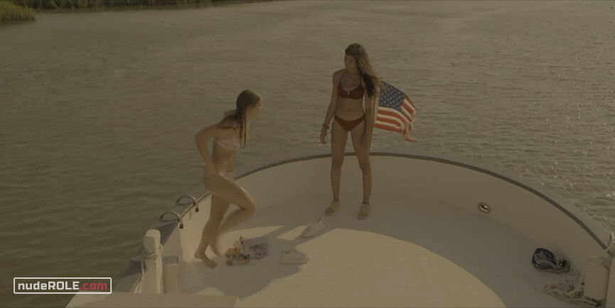 6. Kiara Carrera sexy, Sarah Cameron sexy – Outer Banks s01e06 (2020)
