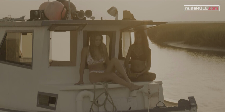 7. Kiara Carrera sexy, Sarah Cameron sexy – Outer Banks s01e06 (2020)