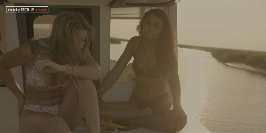 8. Kiara Carrera sexy, Sarah Cameron sexy – Outer Banks s01e06 (2020)