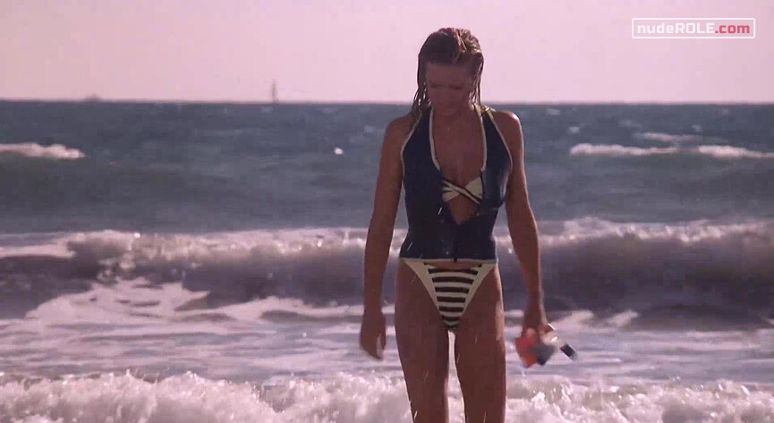 2. Samantha sexy, Kate Jacobs nude – Side Out (1990)