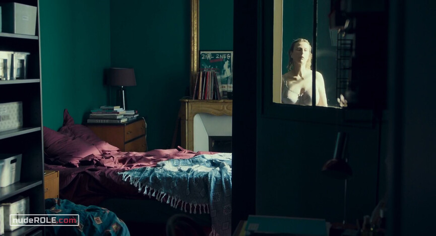 10. Louise nude , Myriam sexy – Perfect Nanny (2019)