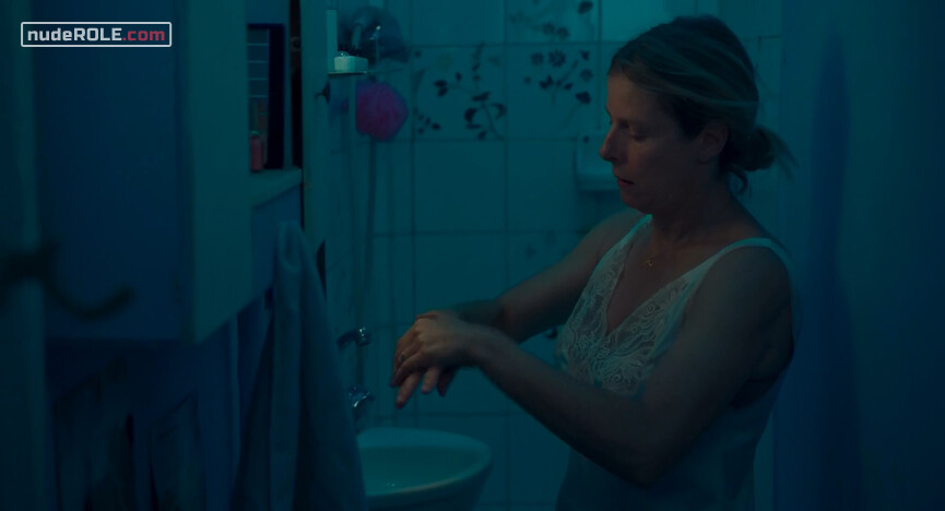 2. Louise nude , Myriam sexy – Perfect Nanny (2019)