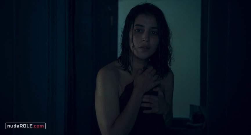 5. Louise nude , Myriam sexy – Perfect Nanny (2019)