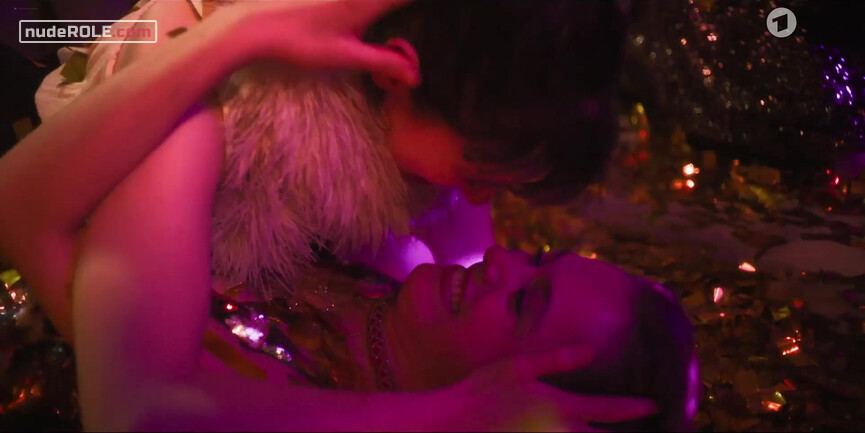 25. Hedi Kron nude , Fritzi Jandorf nude – KaDeWe s01e03-06 (2021)