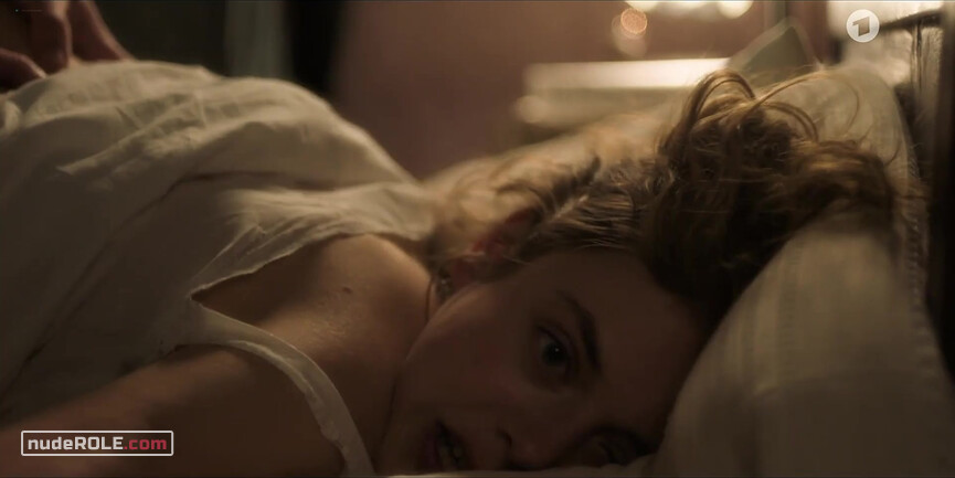 29. Hedi Kron nude , Fritzi Jandorf nude – KaDeWe s01e03-06 (2021)