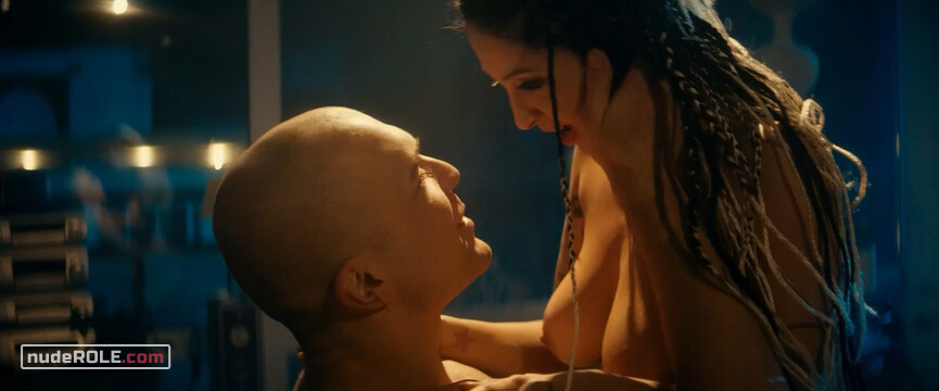 1. Julia nude – Proceder (2019)