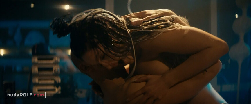 4. Julia nude – Proceder (2019)