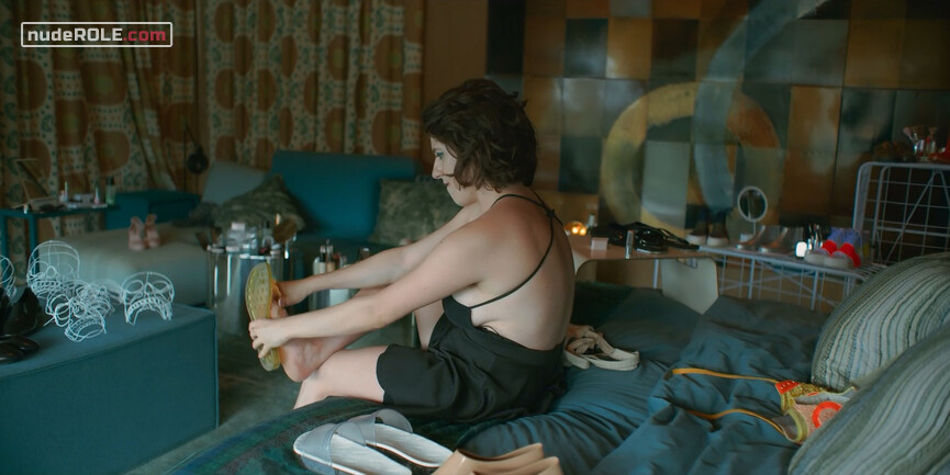 14. Carlota sexy, Vera sexy – Unstoppable s01e08 (2020)