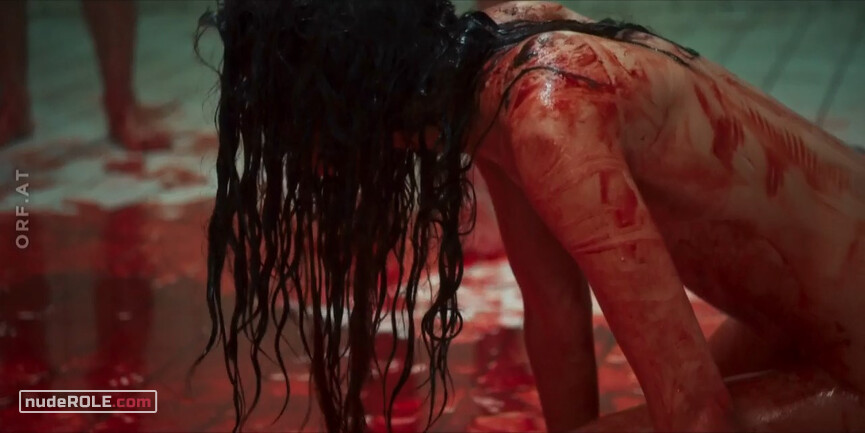 15. Fleur Salomé nude – Freud s01e04-05 (2020)