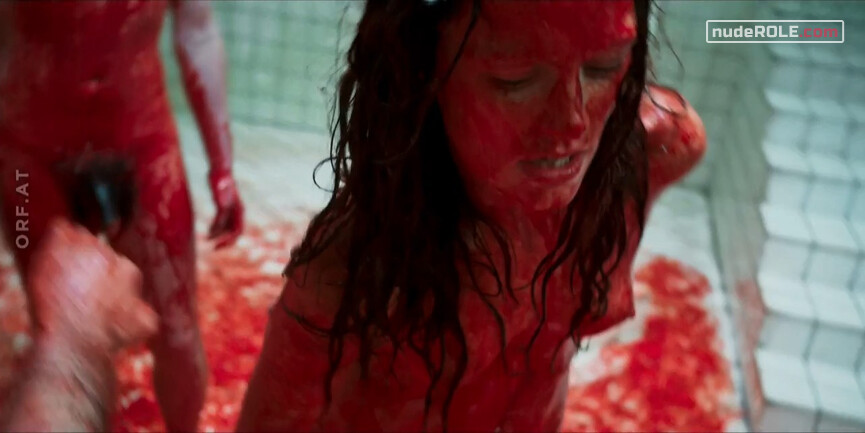 17. Fleur Salomé nude – Freud s01e04-05 (2020)