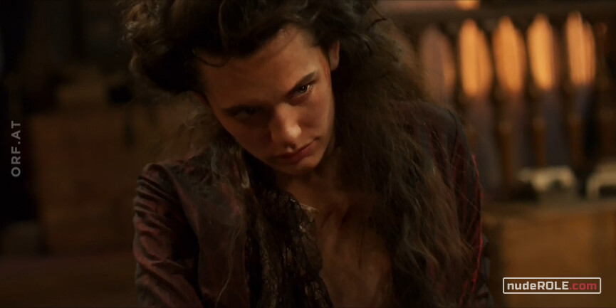 4. Fleur Salomé nude – Freud s01e04-05 (2020)