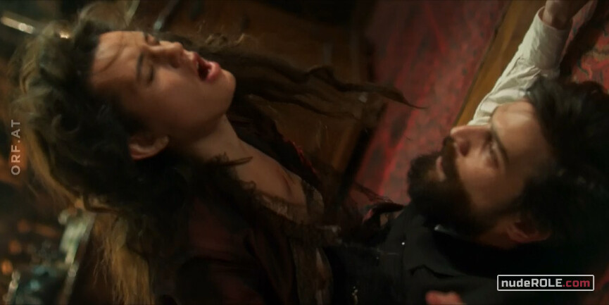 5. Fleur Salomé nude – Freud s01e04-05 (2020)