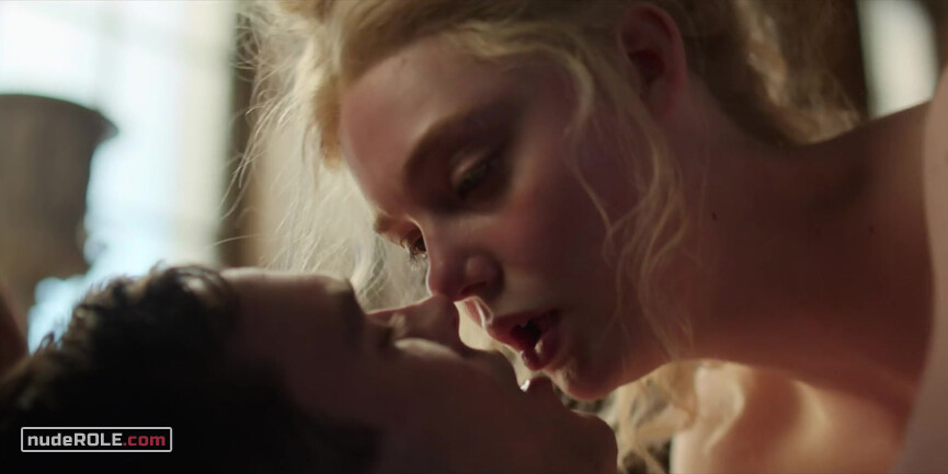 2. Catherine nude – The Great s02e10 (2021)