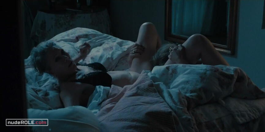 11. Helle nude, Linda nude – Happy Ending (2018)