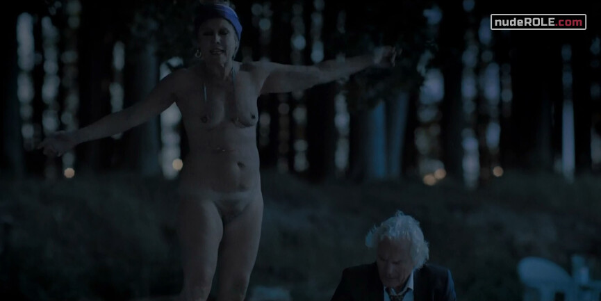 9. Helle nude, Linda nude – Happy Ending (2018)