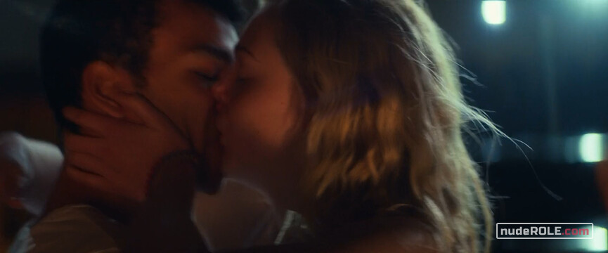 9. Violet sexy – All the Bright Places (2020)