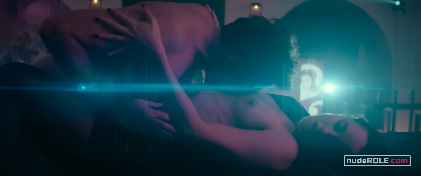 1. Anna nude , Gina sexy – Golden Men (2019)