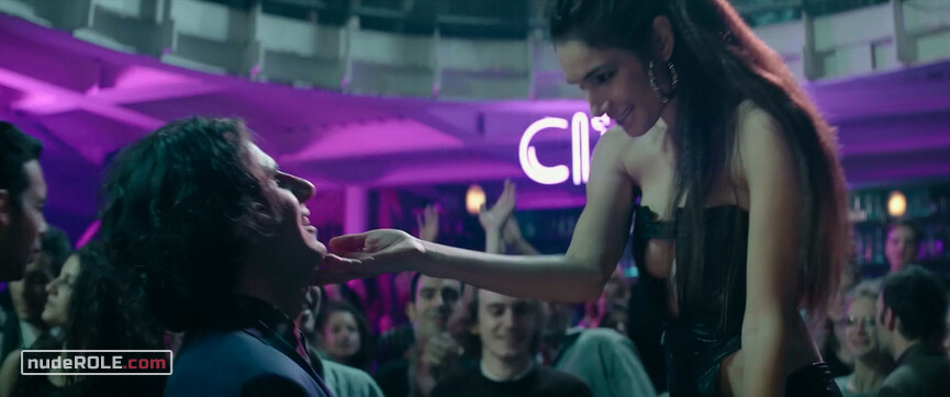 10. Anna nude , Gina sexy – Golden Men (2019)