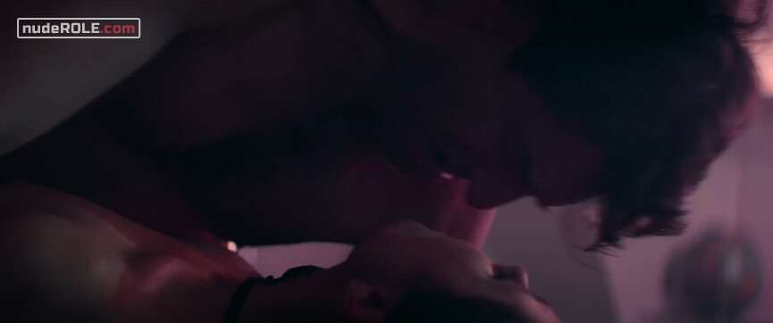 5. Anna nude , Gina sexy – Golden Men (2019)