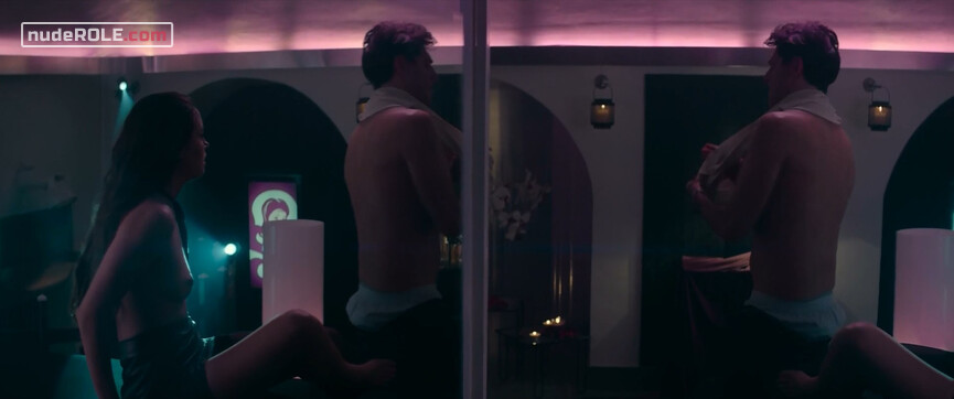 8. Anna nude , Gina sexy – Golden Men (2019)